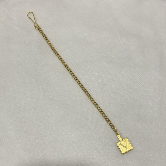 Venetian Goldtone Souvenir Square “V” Key Fob & Chain - Picture 4 of 10